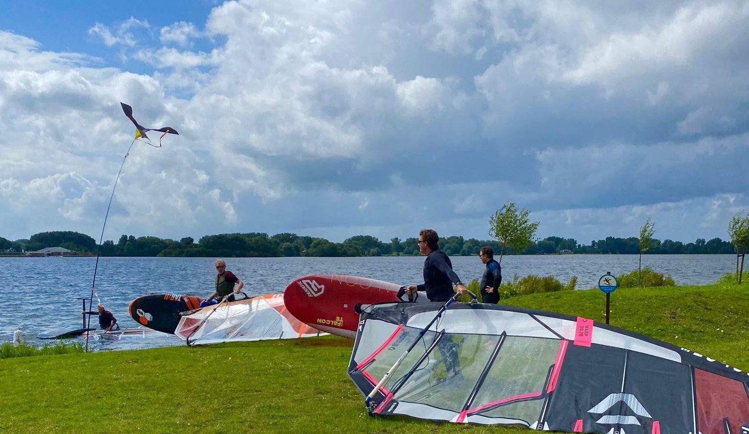 drukte met surfers op de zevenhuizerplas